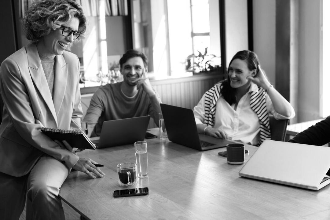 Team bespreekt budgetscenario's aan een vergadertafel